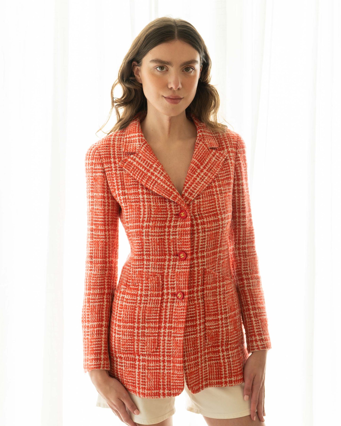 FR34-36 Chanel Spring 1997 Red and White Wool Tweed Longline Blazer with Patch Pockets and Structured Cut