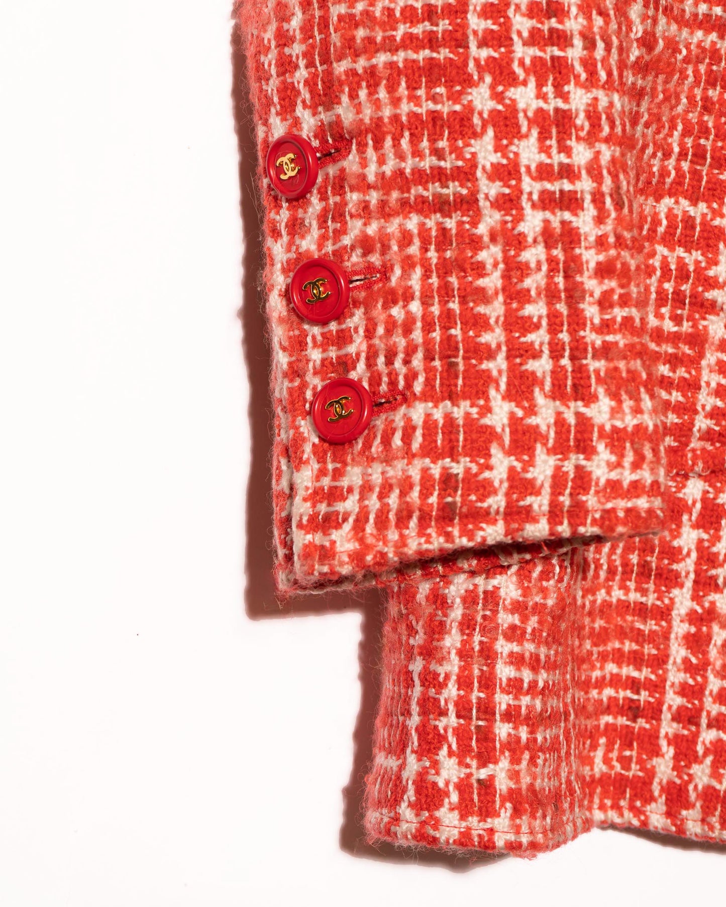 FR34-36 Chanel Spring 1997 Red and White Wool Tweed Longline Blazer with Patch Pockets and Structured Cut