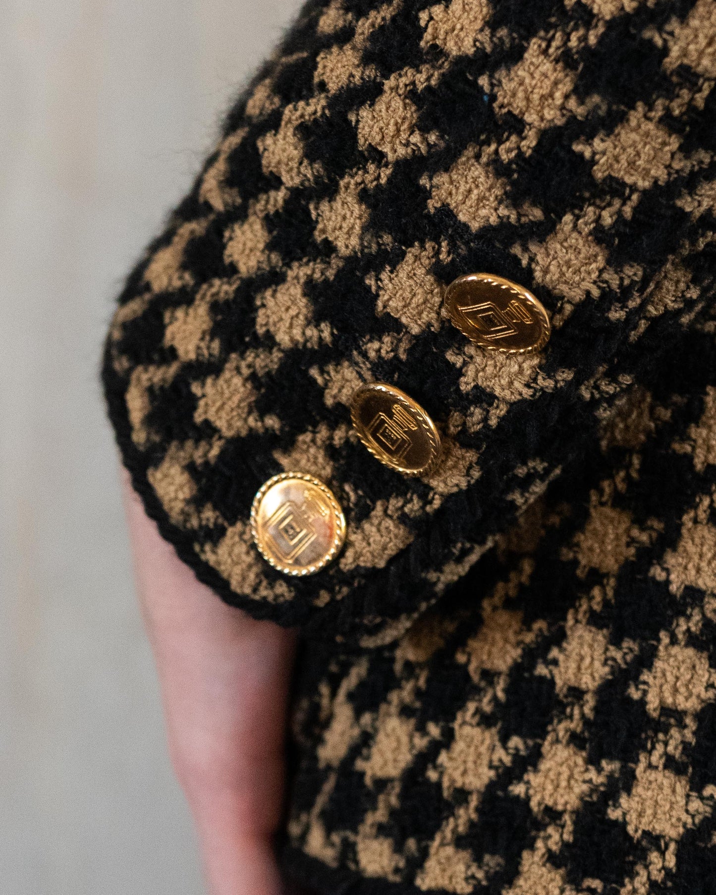 FR40-42 Chanel Fall 1986 Collarless Four Pocket Black and Brown Houndstooth Wool Tweed Jacket