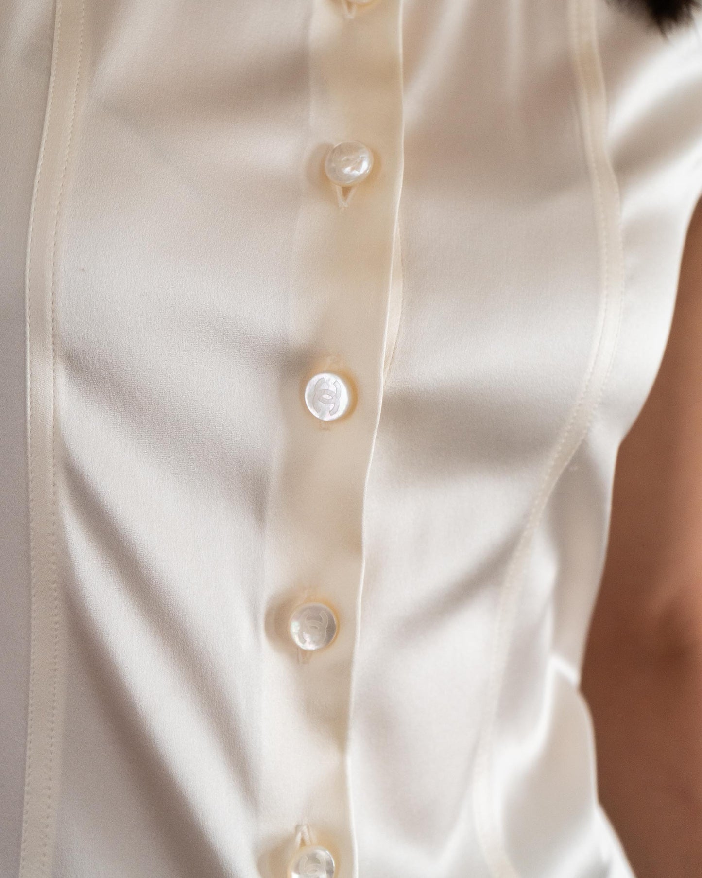 FR34-36 Chanel Cruise 1996 Sleeveless Ivory Silk Top - New With Tags