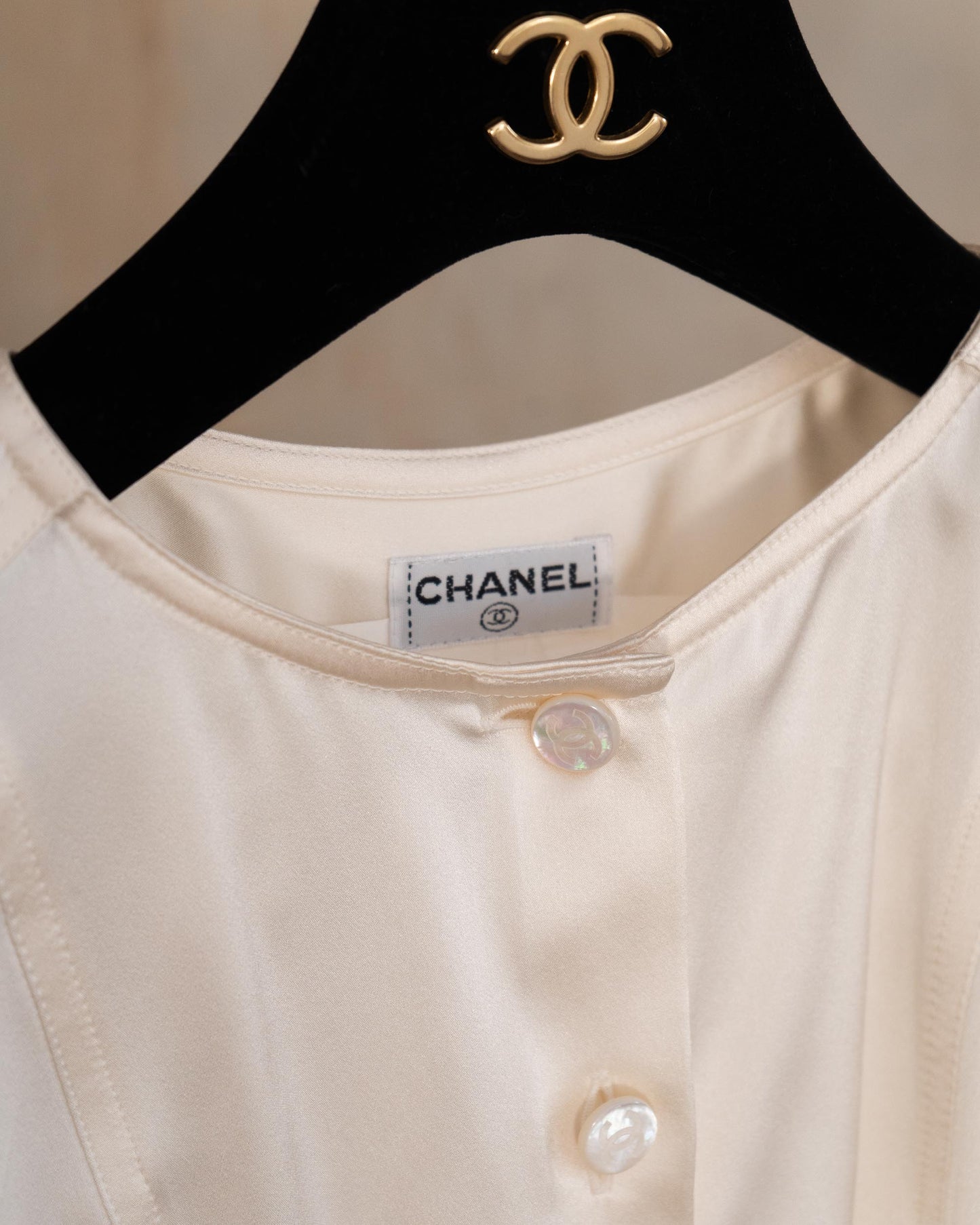 FR34-36 Chanel Cruise 1996 Sleeveless Ivory Silk Top - New With Tags