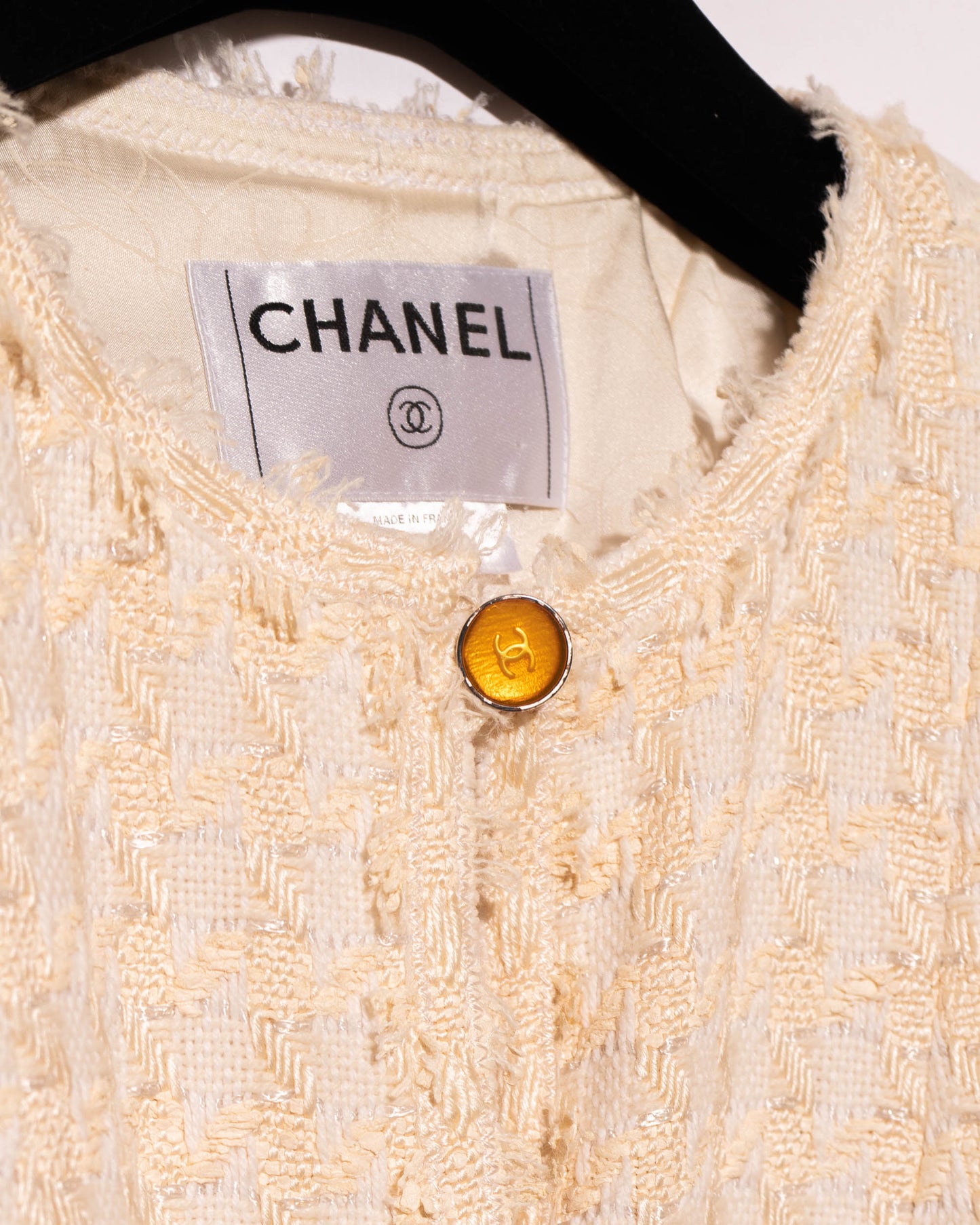 FR38-40 Chanel Spring 2005 Classic Collarless Two Pocket Cream Fantasy Tweed Jacket