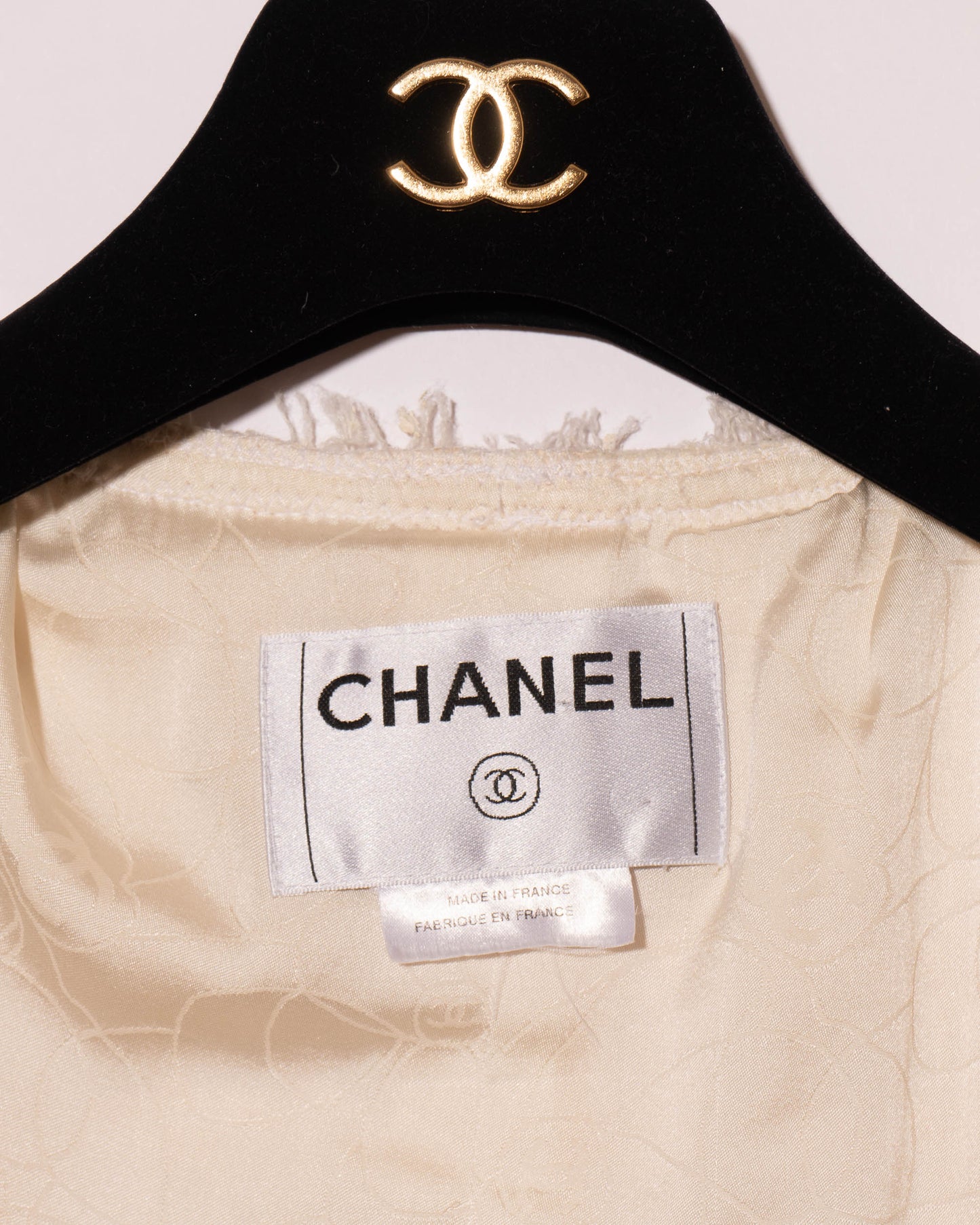 FR38-40 Chanel Spring 2005 Classic Collarless Two Pocket Cream Fantasy Tweed Jacket