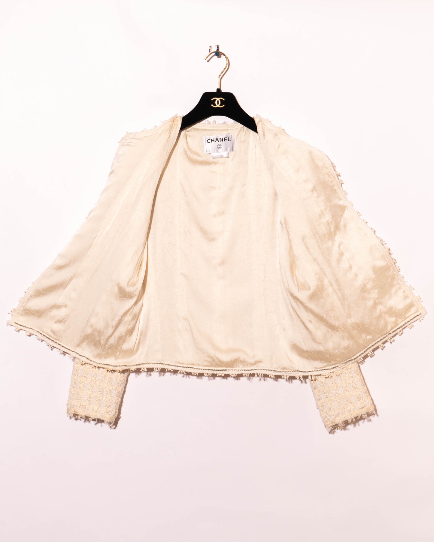 FR38-40 Chanel Spring 2005 Classic Collarless Two Pocket Cream Fantasy Tweed Jacket