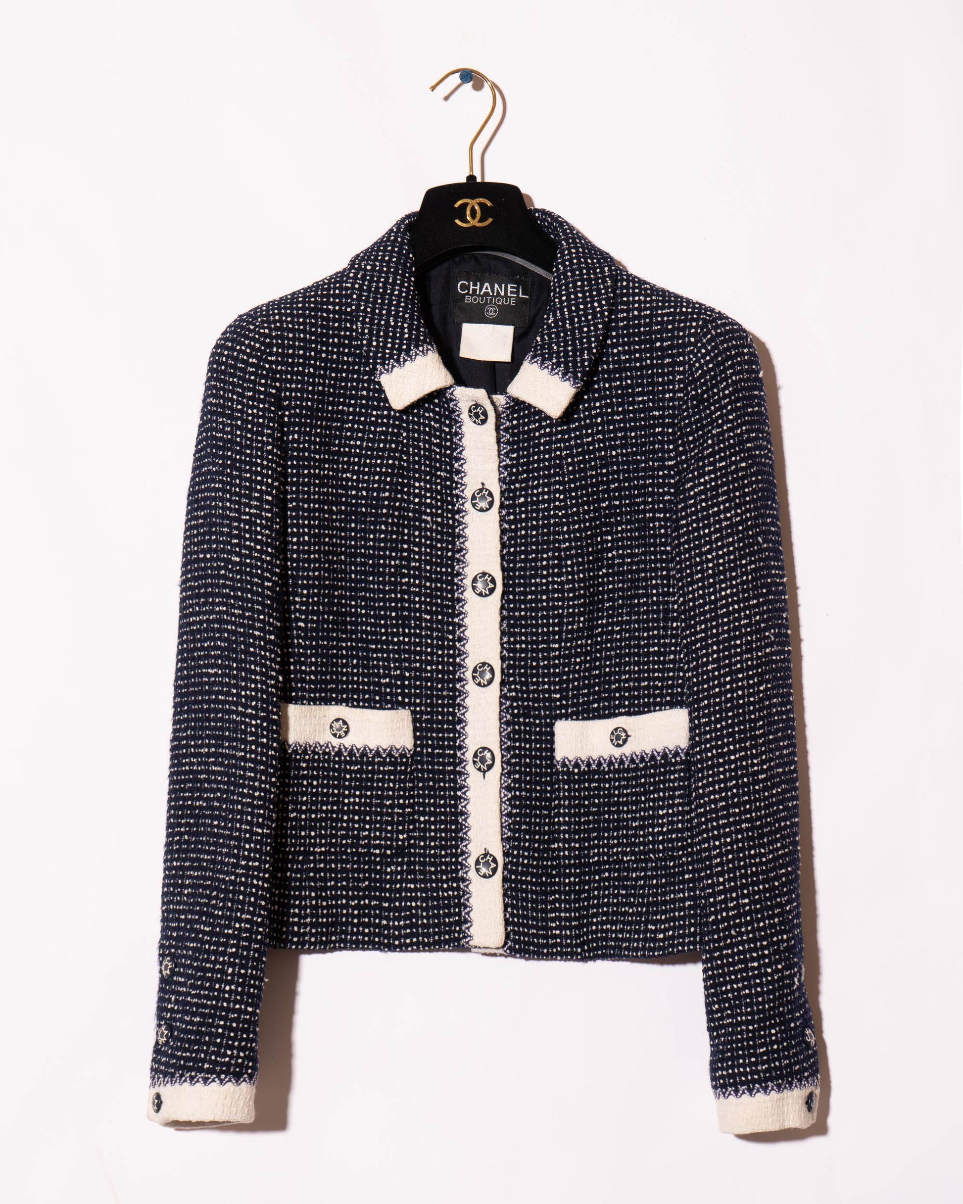 FR36-38 Chanel Cruise 1996 Two-Pocket Navy and White Tweed Jacket - Vintage Chanel Jacket -   - Rarchive.