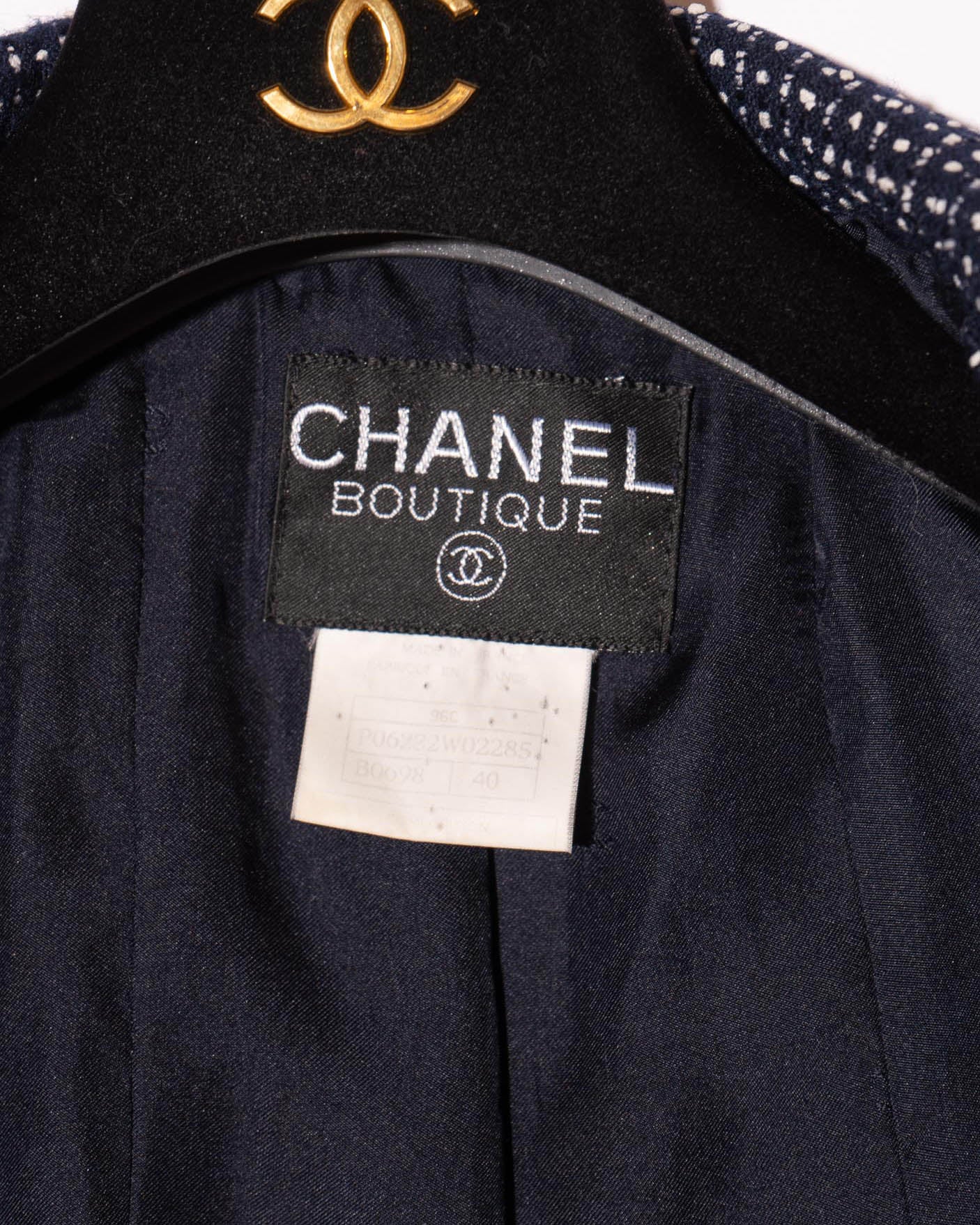 FR36-38 Chanel Cruise 1996 Two-Pocket Navy and White Tweed Jacket - Vintage Chanel Jacket -   - Rarchive.