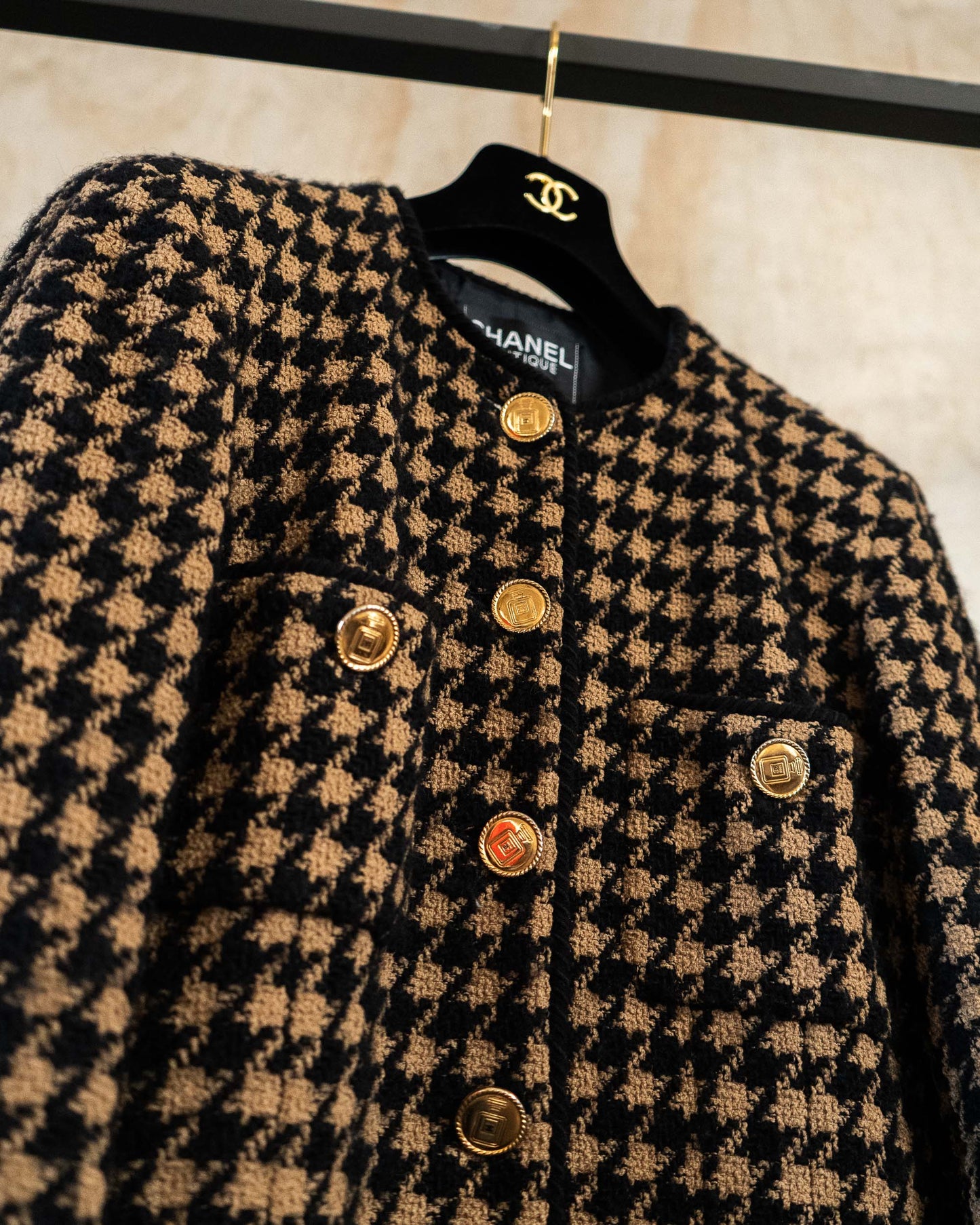 FR40-42 Chanel Fall 1986 Collarless Four Pocket Black and Brown Houndstooth Wool Tweed Jacket