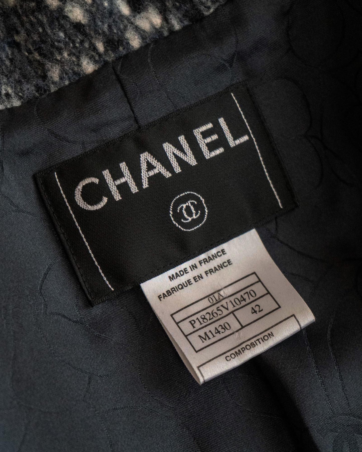 FR40-42 Rare Chanel Fall 2001 Two Pocket Charcoal Fantasy Tweed Jacket