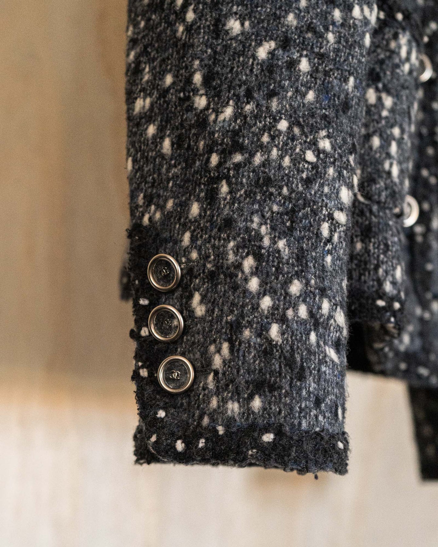 FR40-42 Rare Chanel Fall 2001 Two Pocket Charcoal Fantasy Tweed Jacket