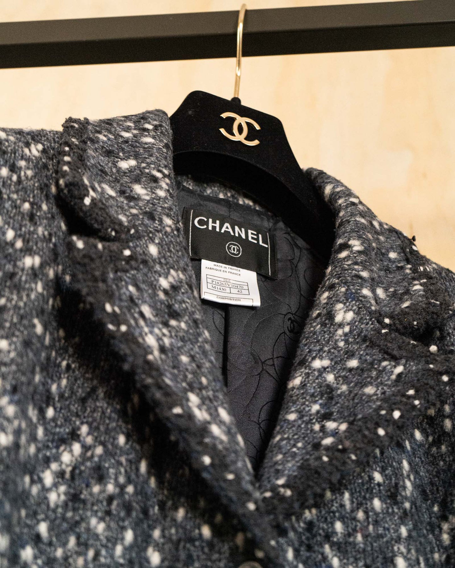 FR40-42 Rare Chanel Fall 2001 Two Pocket Charcoal Fantasy Tweed Jacket
