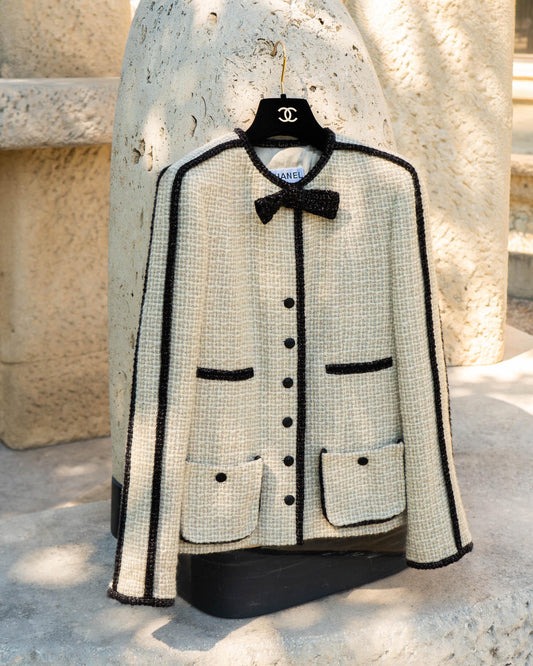 FR36-38 Chanel Fall 2003 Collarless Long Sleeve Wool Tweed Jacket with Bow Closure