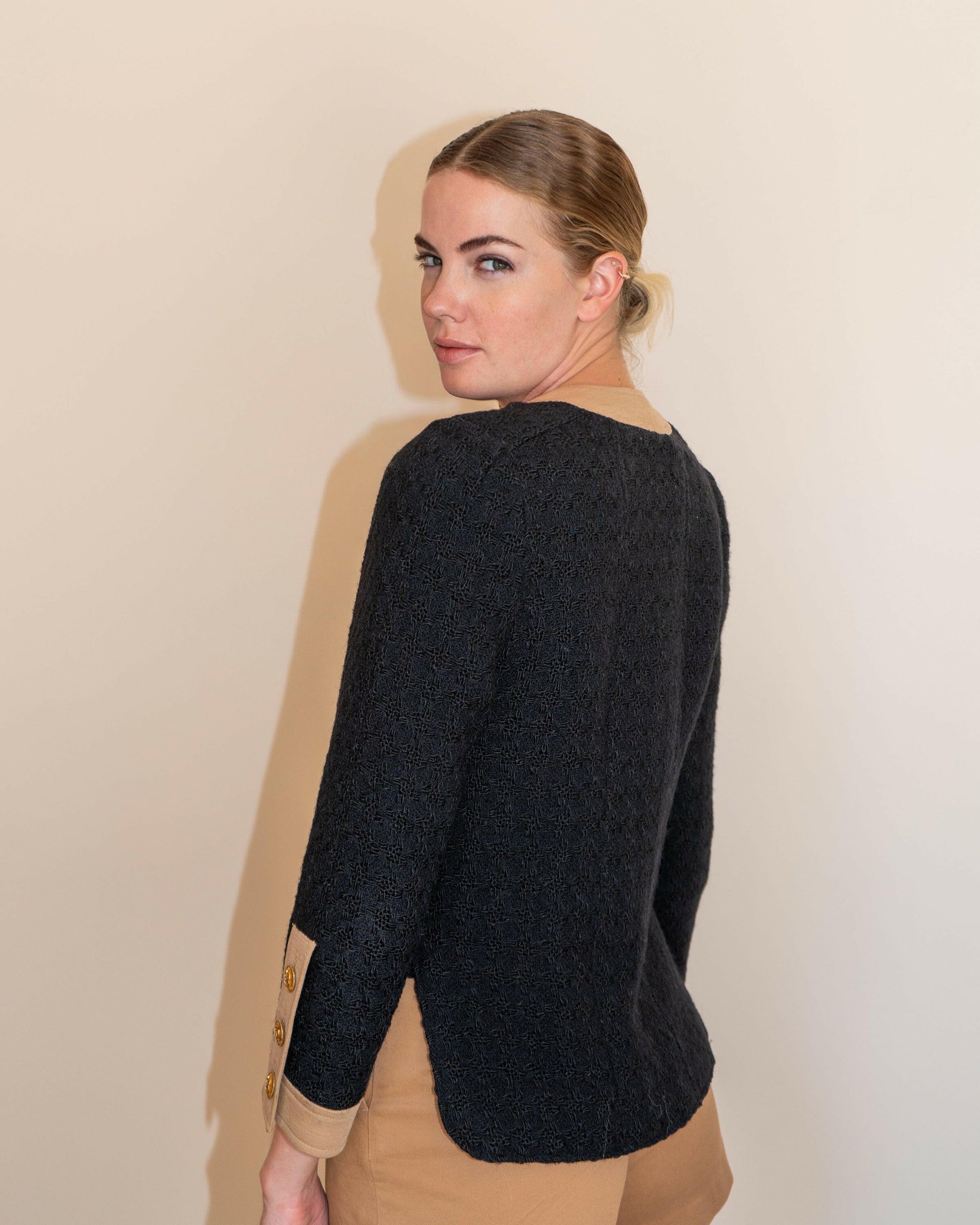 FR40-42 Chanel Fall 1984 Collarless Two-Pocketed Black Houndstooth Tweed Jacket - Vintage Chanel Jacket -   - Rarchive.