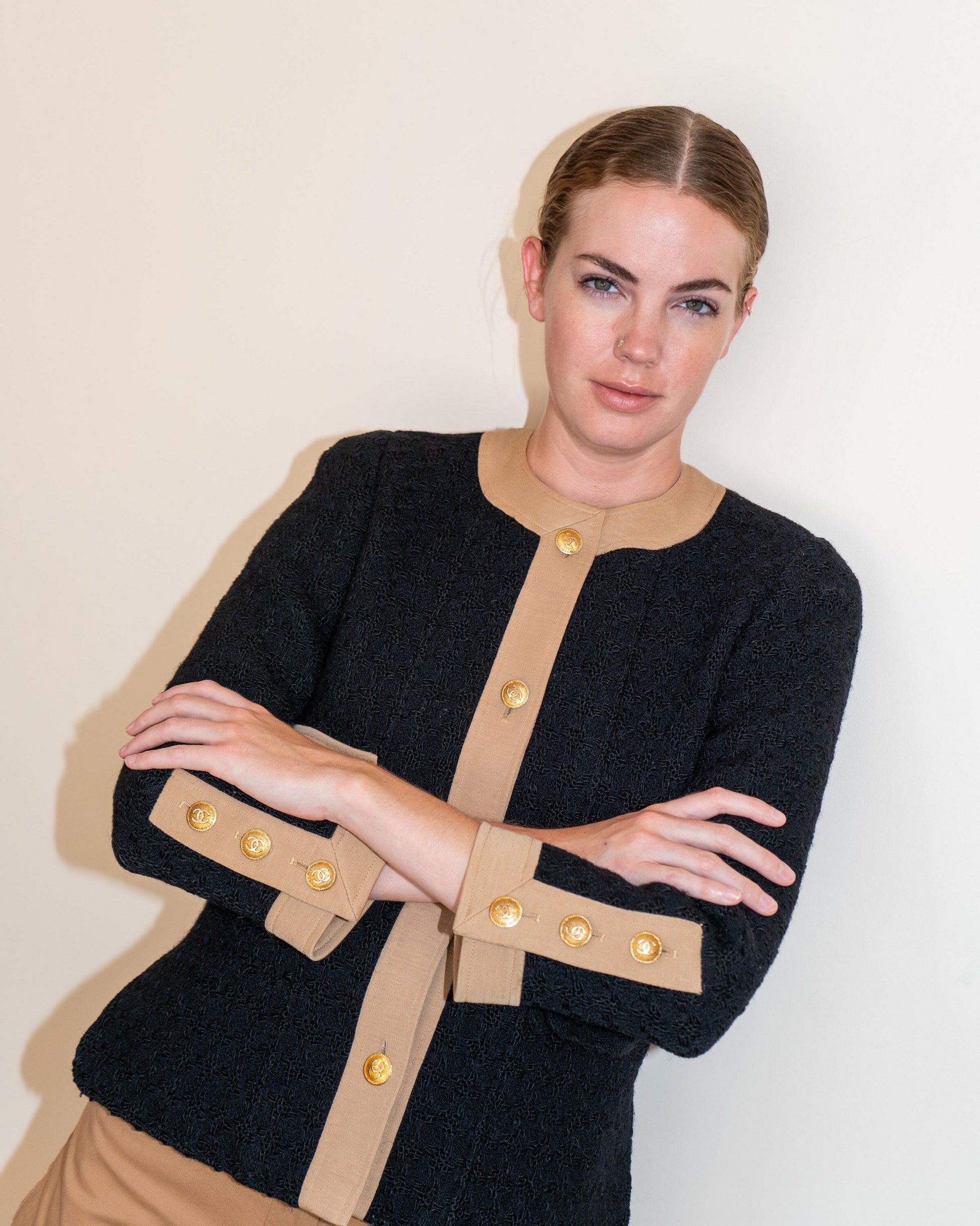 FR40-42 Chanel Fall 1984 Collarless Two-Pocketed Black Houndstooth Tweed Jacket - Vintage Chanel Jacket -   - Rarchive.