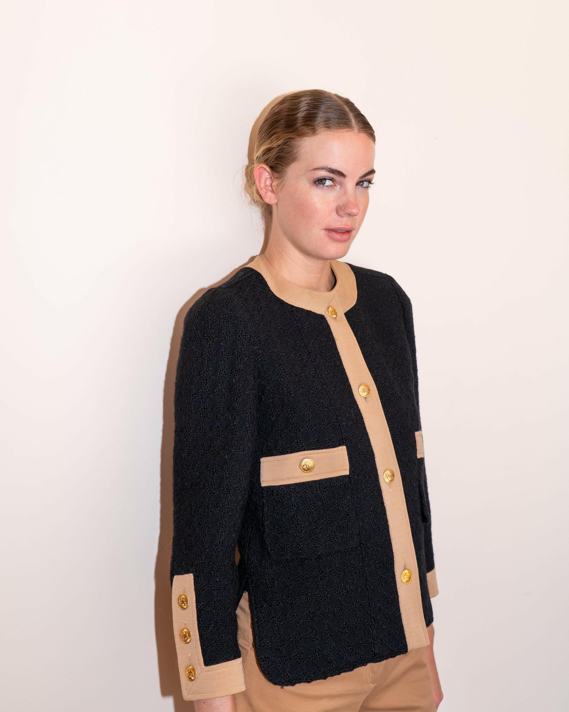 FR40-42 Chanel Fall 1984 Collarless Two-Pocketed Black Houndstooth Tweed Jacket - Vintage Chanel Jacket -   - Rarchive.