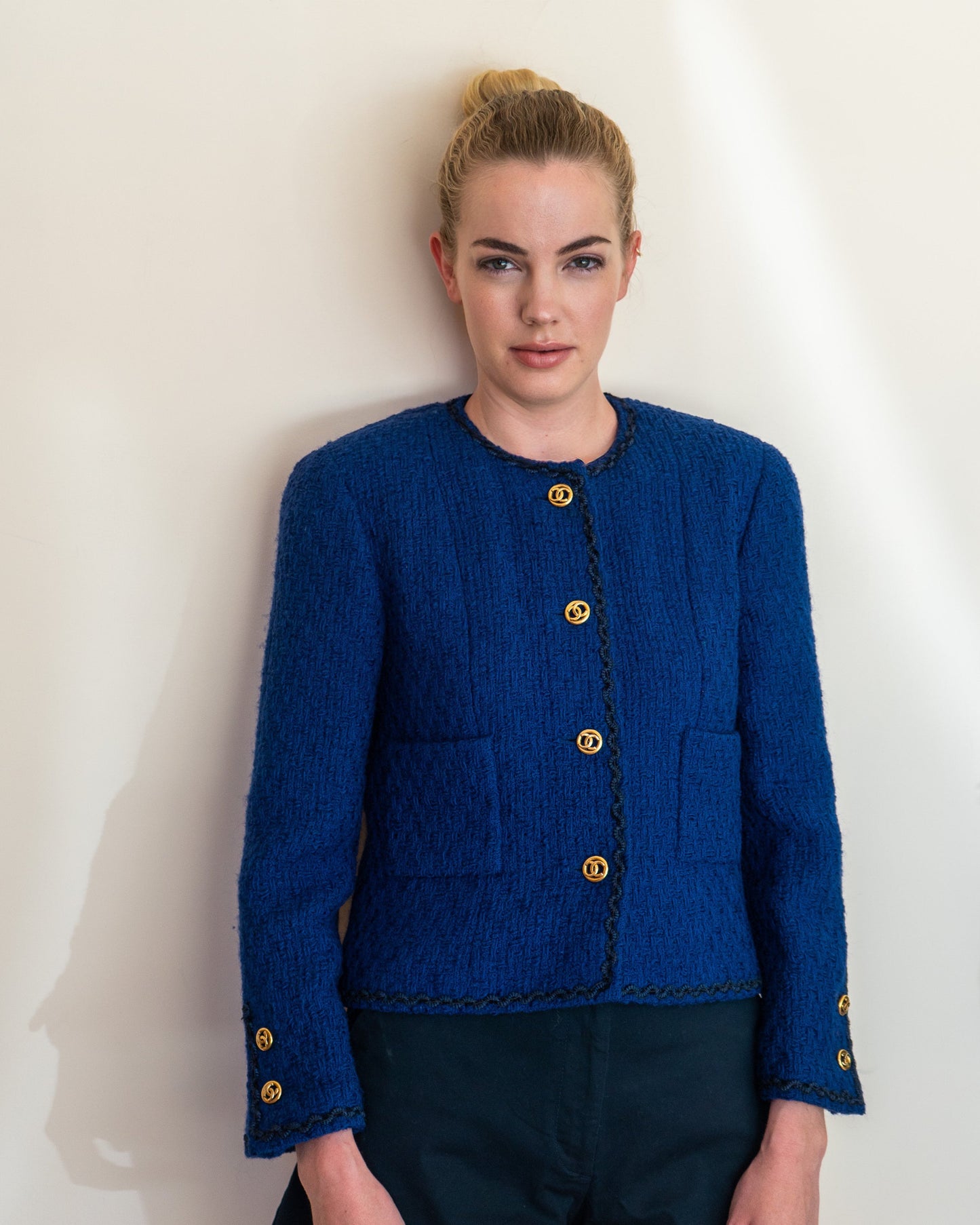 FR38-40 Chanel Early 1980s Two-Pocketed Collarless Tweed Jacket in Royal Blue