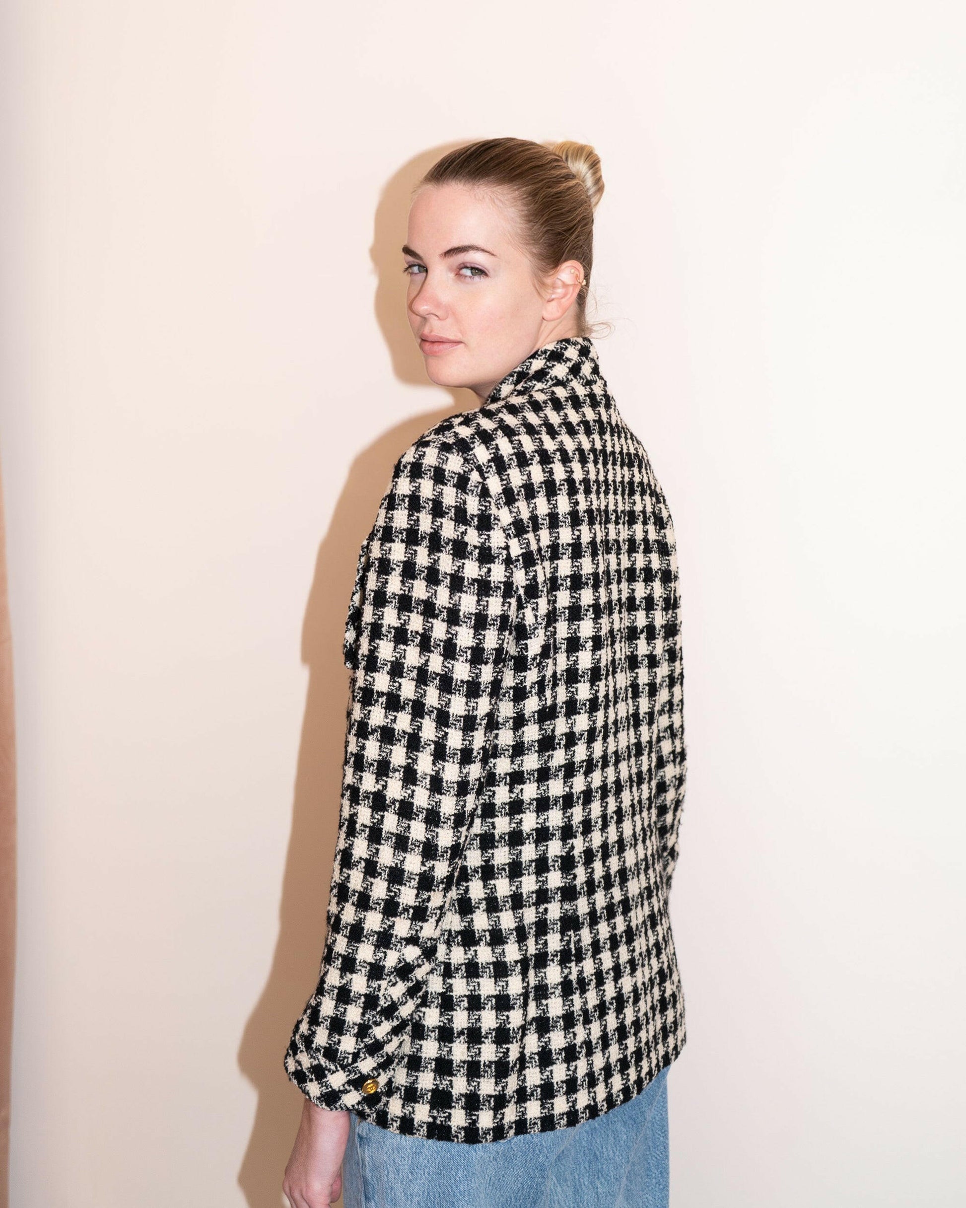 FR40-42 Chanel Spring 1989 High Collar Black and White Houndstooth Tweed Jacket - Vintage Chanel Jacket -   - Rarchive.