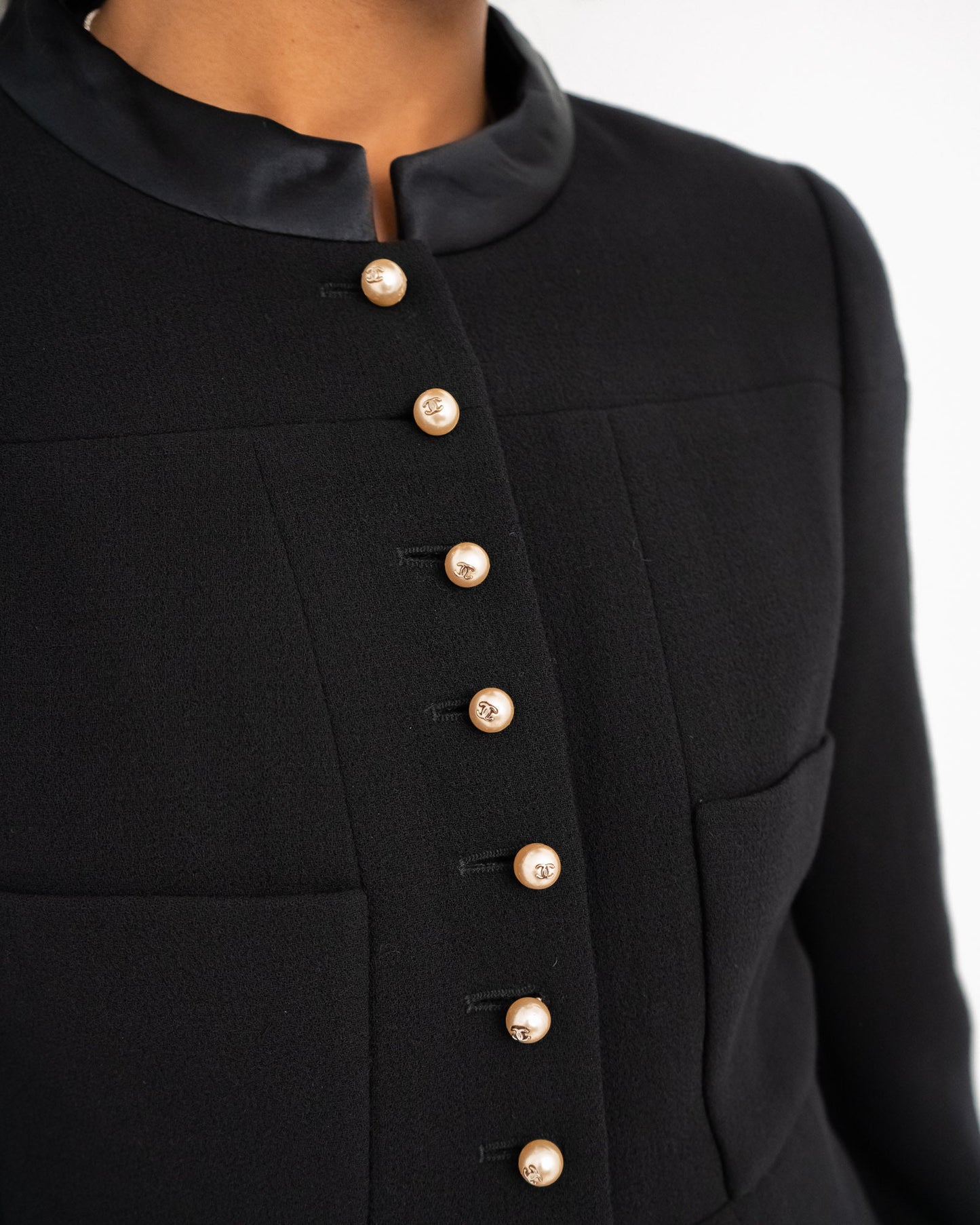 FR40 Silk Trim Faux Pearl Buttons Wool Jacket in Black - Vintage Chanel Jacket -   - Rarchive.