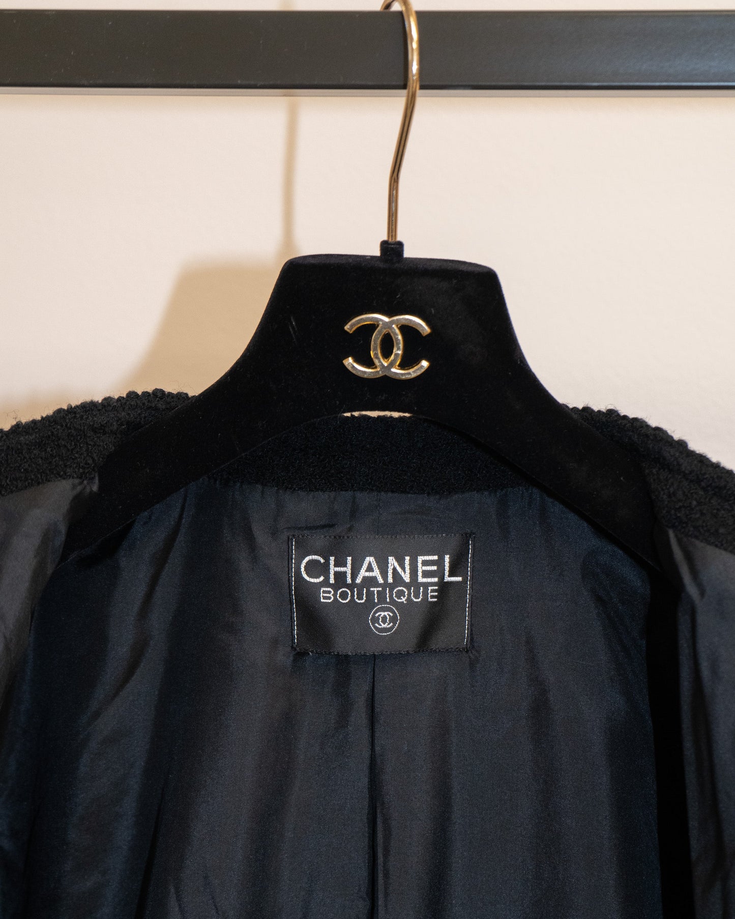 FR42-46 Rare Chanel 1980s Four-Pocketed Tweed Boucle Jacket in Black - Vintage Chanel Jacket -   - Rarchive.