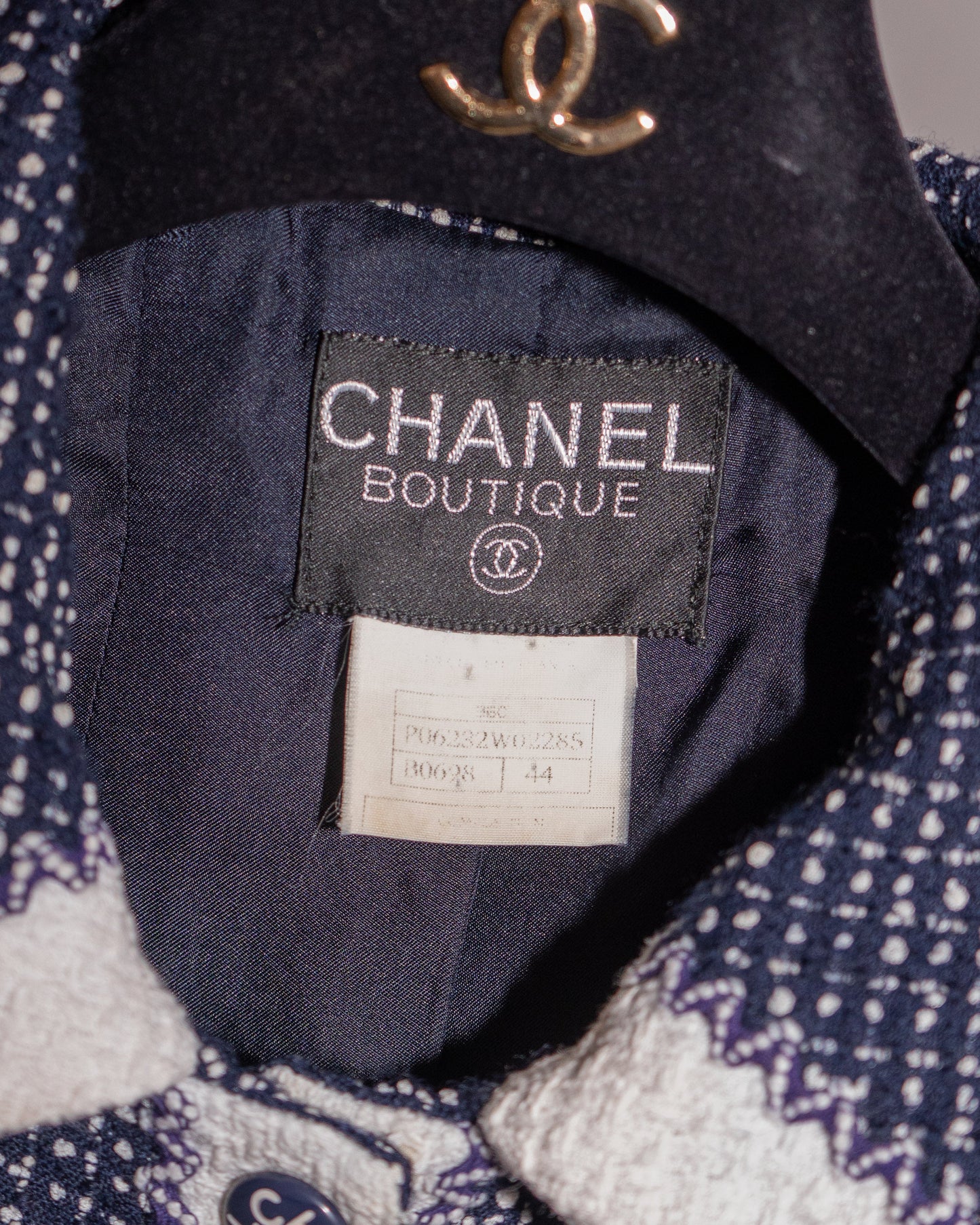 FR38-40 Chanel Cruise 1996 Two-Pocketed Navy and White Tweed Jacket - Vintage Chanel Jacket -   - Rarchive.