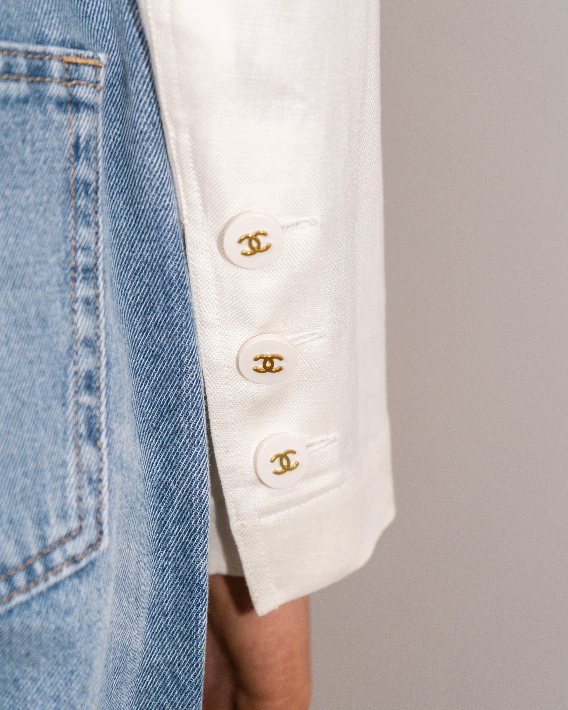FR36-38 Rare Chanel Spring 1996 Collarless Three-Pocketed White Linen Jacket - Vintage Chanel Jacket -   - Rarchive.