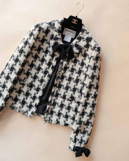 FR36-38 Rare Chanel Fall 2004 Two-Pocketed Houndstooth Tweed Bow Detail Jacket