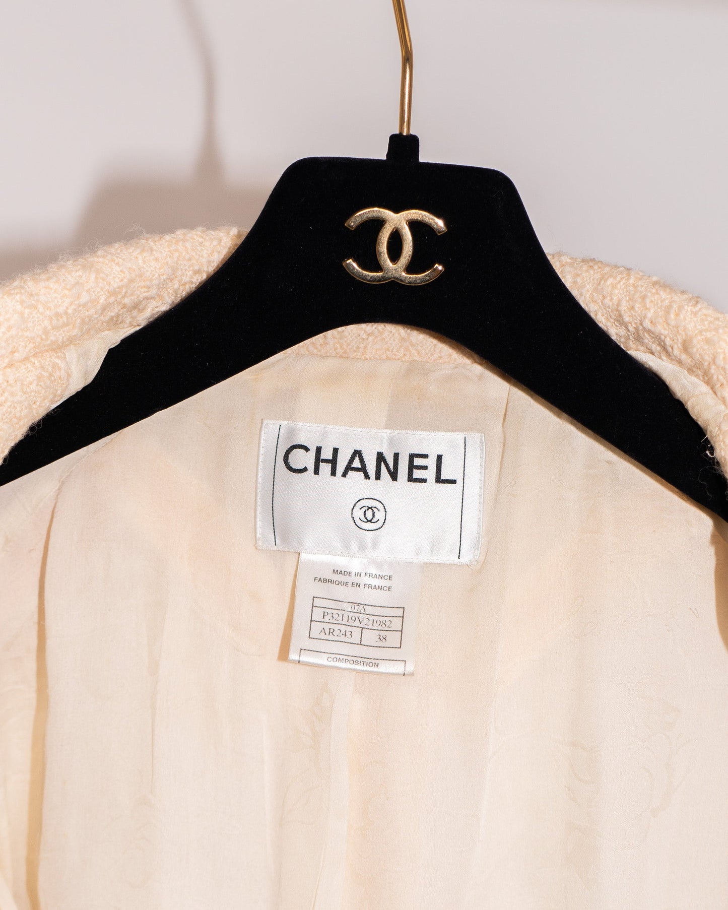 FR36 Chanel Fall 2007 Three Quarter Sleeve Cropped Jacket in Creme - Vintage Chanel Jacket -   - Rarchive.