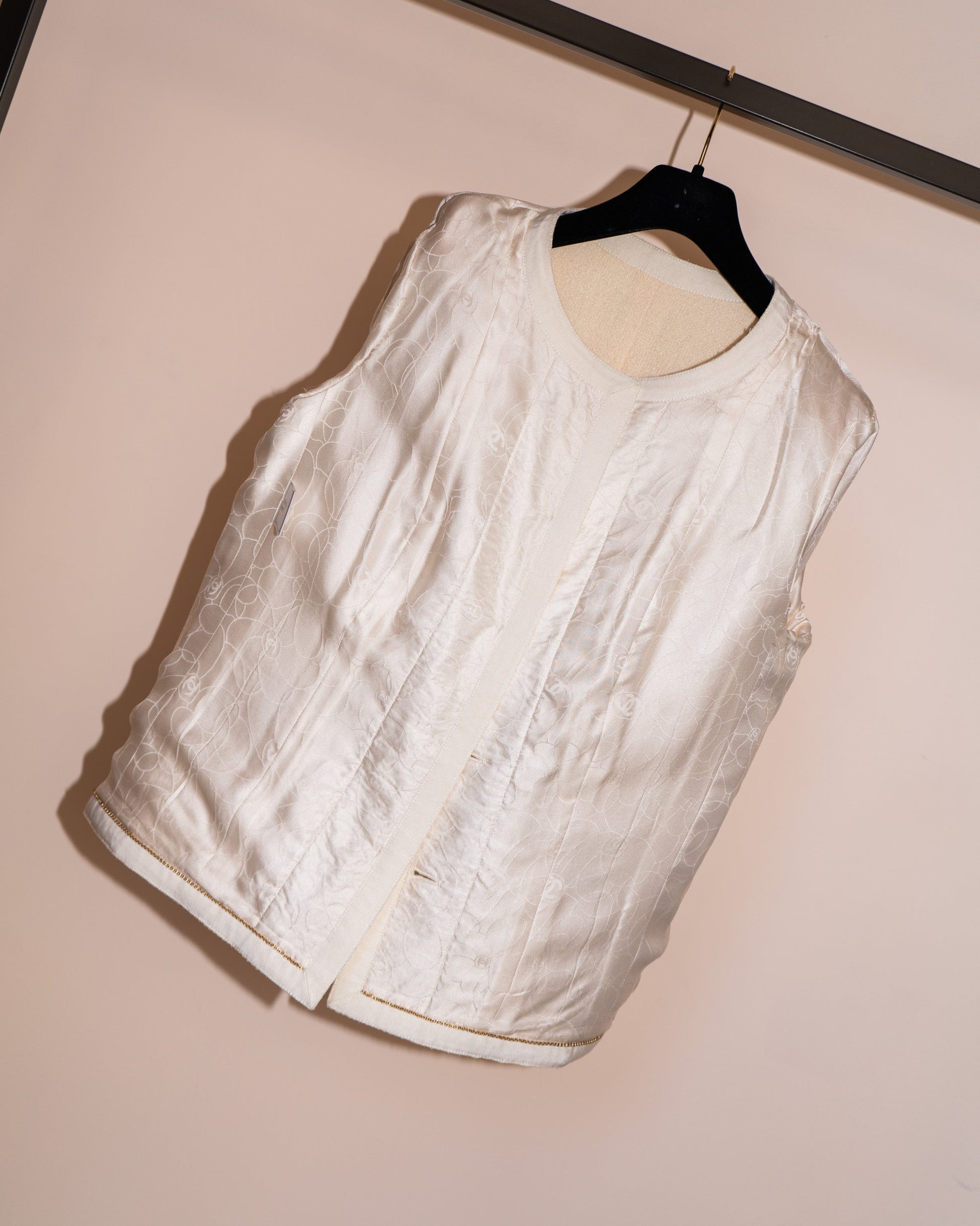 FR44-46 Chanel Spring 2002 Classic Collarless Four-Pocketed Jacket in Off-White Tweed - Vintage Chanel Jacket -   - Rarchive.
