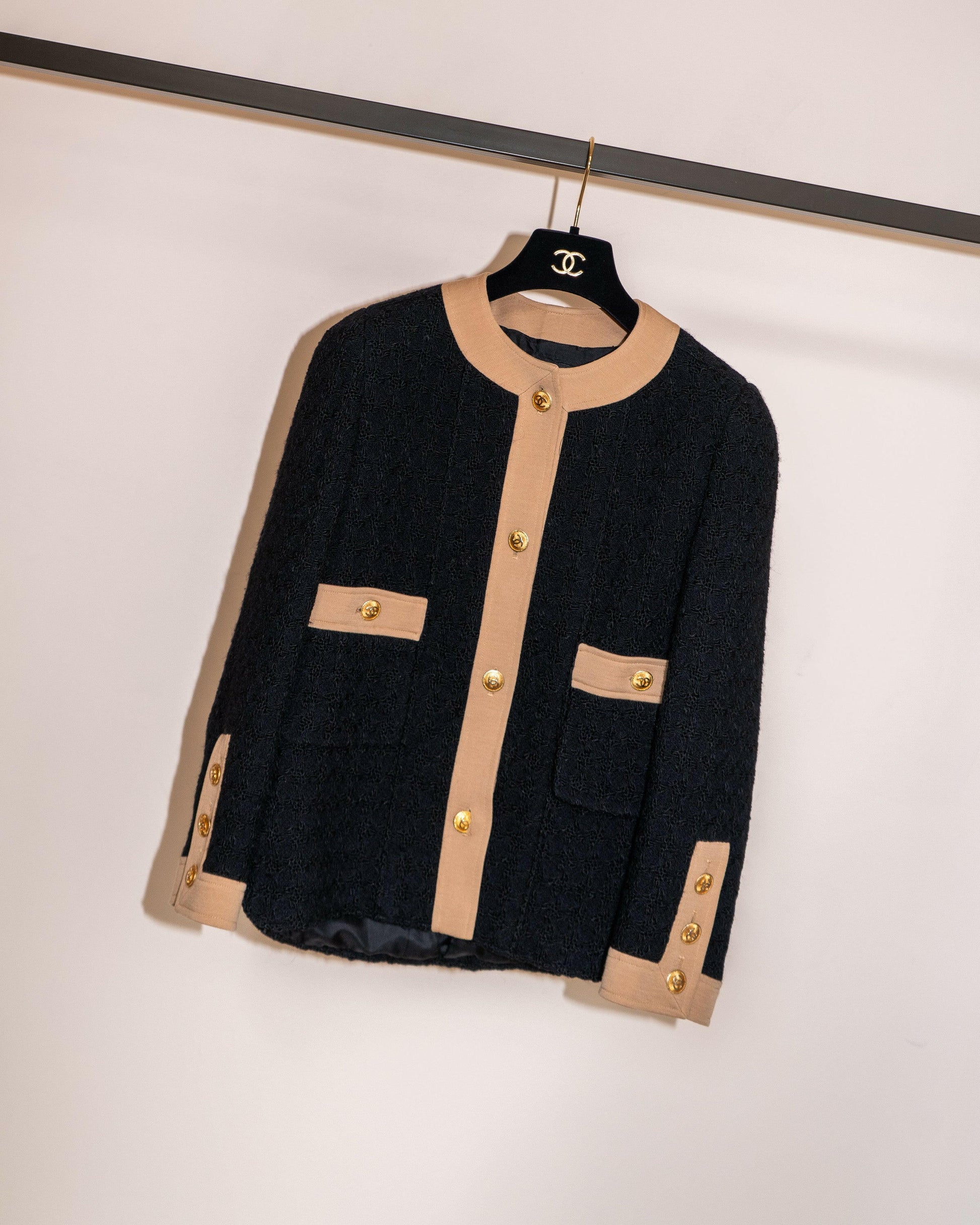 FR40-42 Chanel Fall 1984 Collarless Two-Pocketed Black Houndstooth Tweed Jacket - Vintage Chanel Jacket -   - Rarchive.
