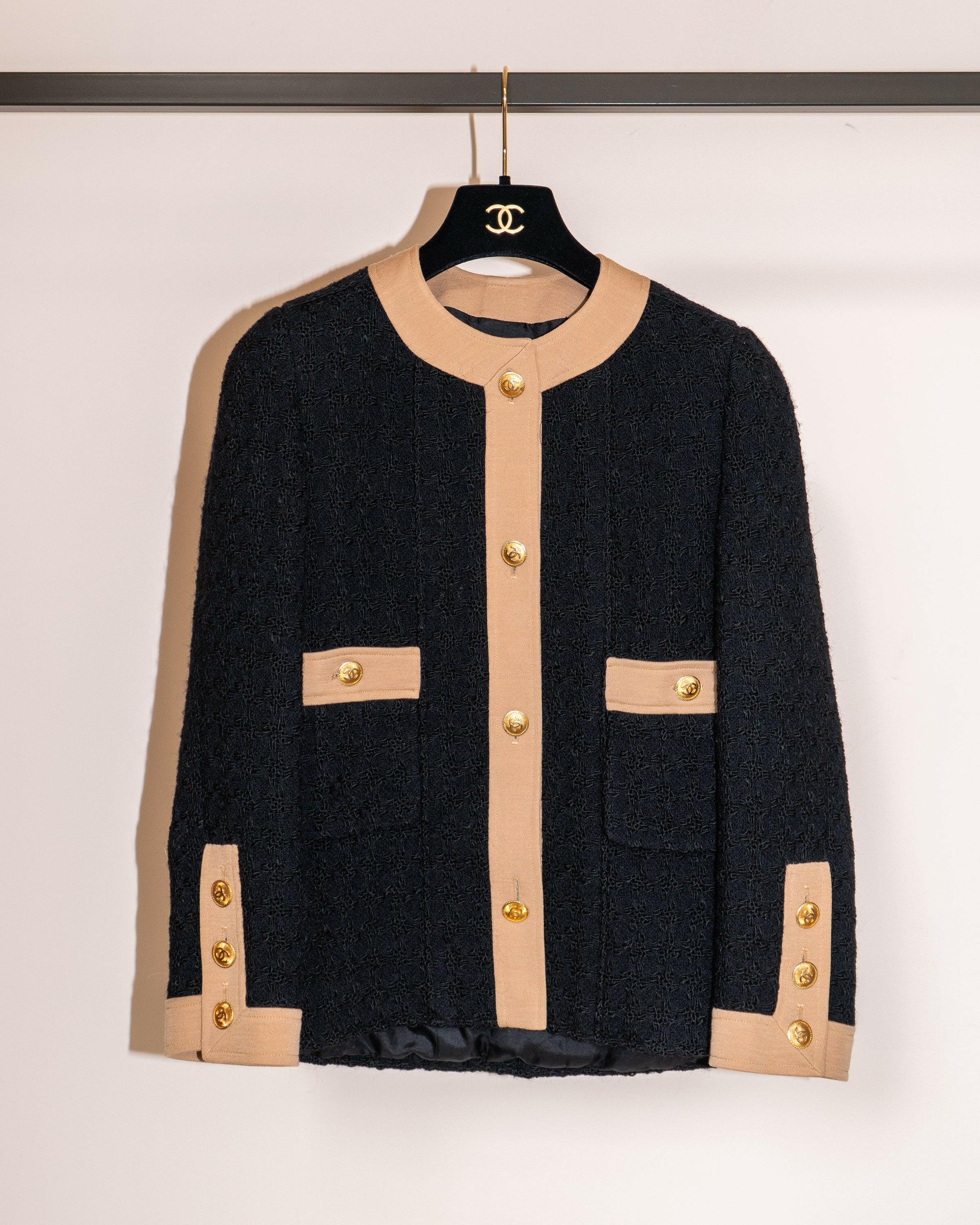 FR40-42 Chanel Fall 1984 Collarless Two-Pocketed Black Houndstooth Tweed Jacket - Vintage Chanel Jacket -   - Rarchive.