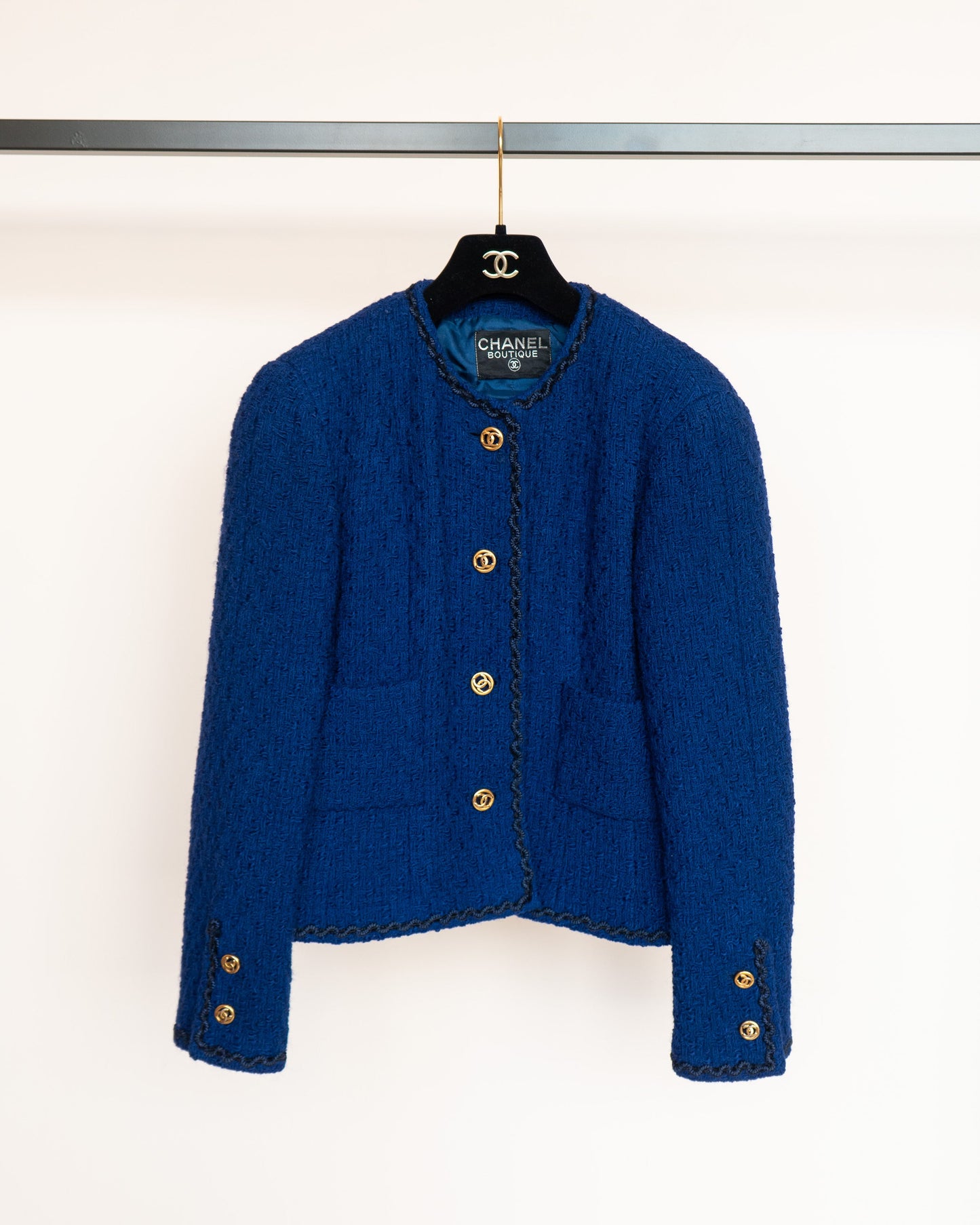 FR38-40 Chanel Early 1980s Two-Pocketed Collarless Tweed Jacket in Royal Blue