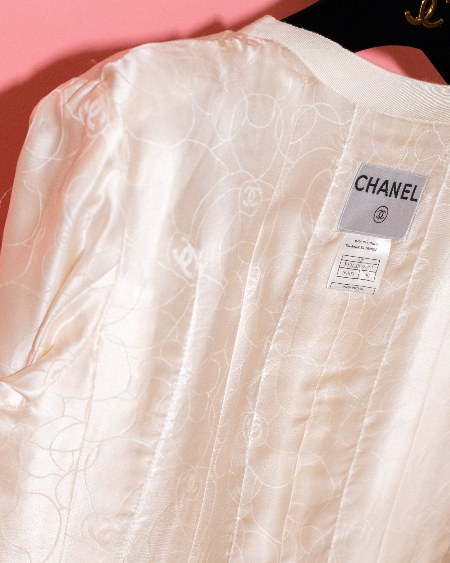 FR40-42 Chanel Spring 2002 Classic Collarless Four-Pocketed Jacket in Off-White Tweed - Vintage Chanel Jacket -   - Rarchive.