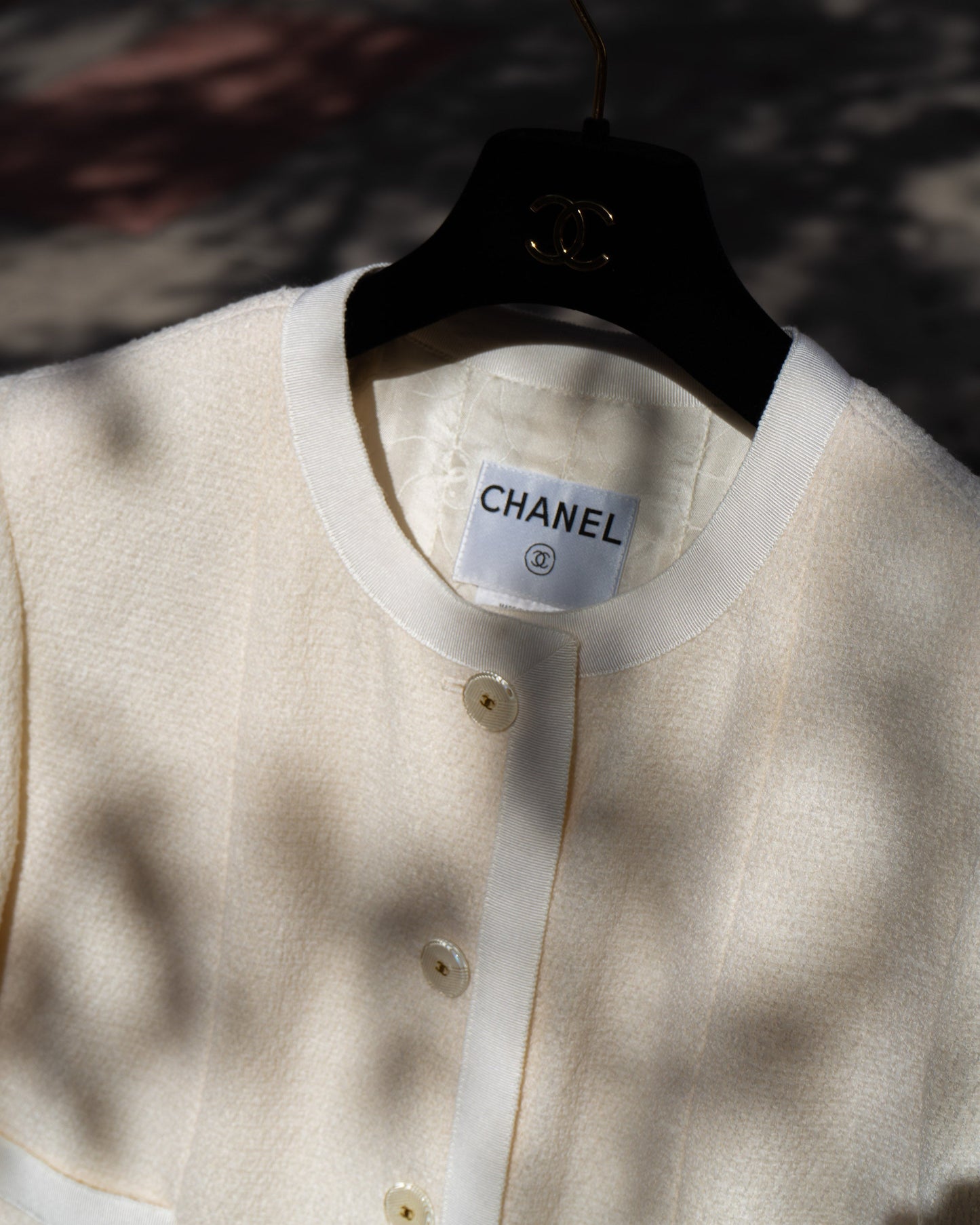 FR40-42 Chanel Spring 2002 Classic Collarless Four-Pocketed Jacket in Off-White Tweed