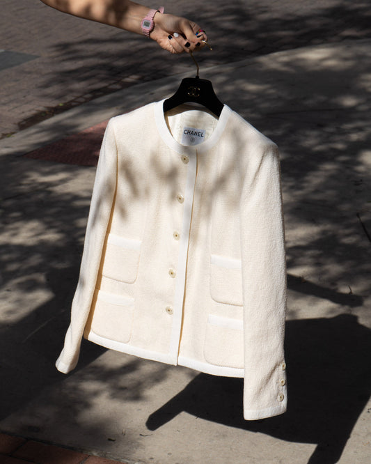 FR40-42 Chanel Spring 2002 Classic Collarless Four-Pocketed Jacket in Off-White Tweed - Vintage Chanel Jacket -   - Rarchive.