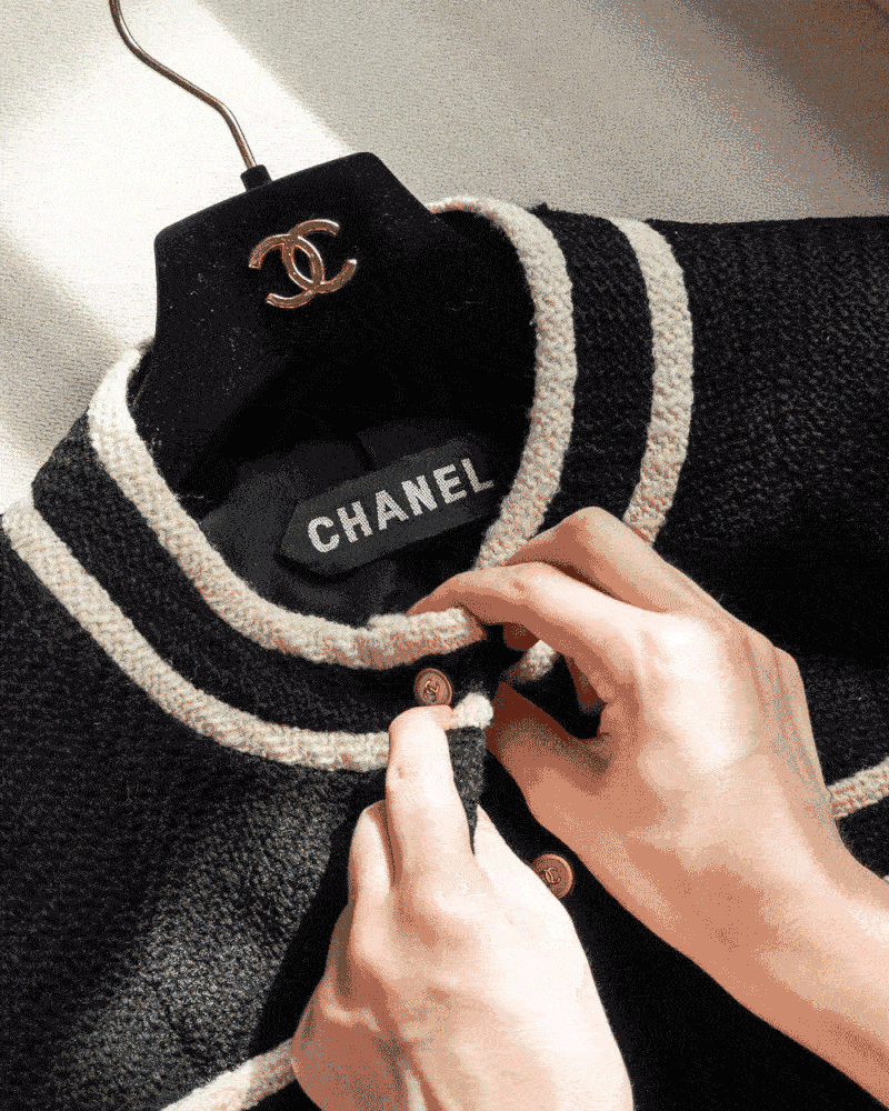 FR40-42 Rare Chanel Fall 1995 Haute Couture Classic Two-Pocketed Collarless Black and White Wool Tweed Jacket - Vintage Chanel Jacket -   - Rarchive.