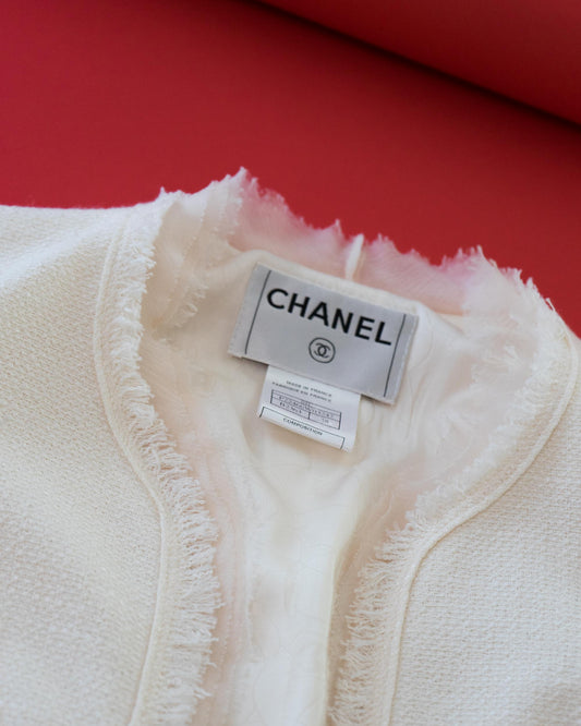 FR36-38 Chanel Cruise 2004 Two Pocket Tiered Chiffon Raw Edge Trim Tweed Collarless Jacket in Off-White